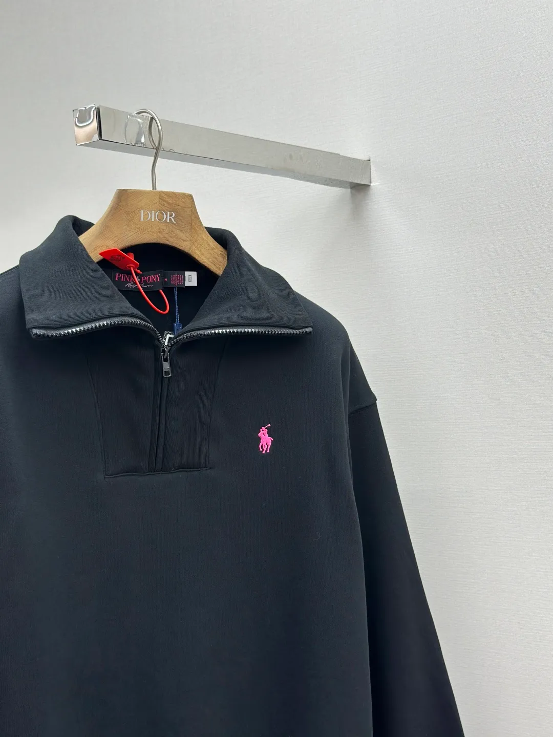 P440 Ralph Lauren pink label pony embroidered half turtleneck sweatshirt. Original purchase and development for 2,190. The fabric is made of custom-made luxury cotton fleece composite. It is soft, silky and comfortable against the skin. It is based on pure black tones. A touch of pink pony label embroidery is embellished on the chest. It is low-key and powerful. The back panel is embellished with the brand letters outlined in ivory white satin intarsia. The pink pony embroidery leaping in the center is the only colorful footnote in this black and white silent film. It coincides with the elegant and uninhibited brand philosophy. Its unique ribbed half-high collar design is sublimated, giving more flexibility and fashion sense to wear, showing taste in silent places. It shows elegance and style, using imported machine embroidery technology. It uses advanced computer control systems and precision mechanical parts to realize pony logo embroidery operations with high precision, smooth and delicate lines, and uses imported machine appliqué embroidery technology. Using advanced computer control systems and precision mechanical components, we can realize Ralph Lauren appliqué embroidery operations, showing an embroidery effect with both clarity and three-dimensionality. The fabrics have been carefully washed, have a better hand feel, are not easy to deform, are not easy to shrink, are not easy to fade, and maintain long-term beauty. Size:S-M-L-XL
